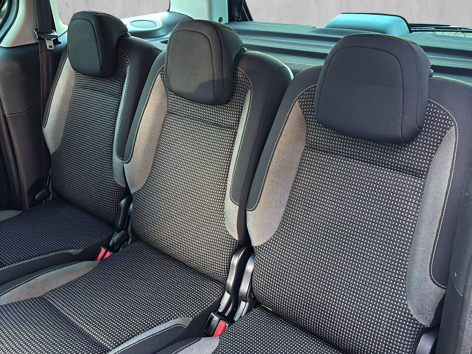 Fahrzeugabbildung Peugeot Partner Tepee Allure 1.2 Pure Tech Klimaaut.Temp