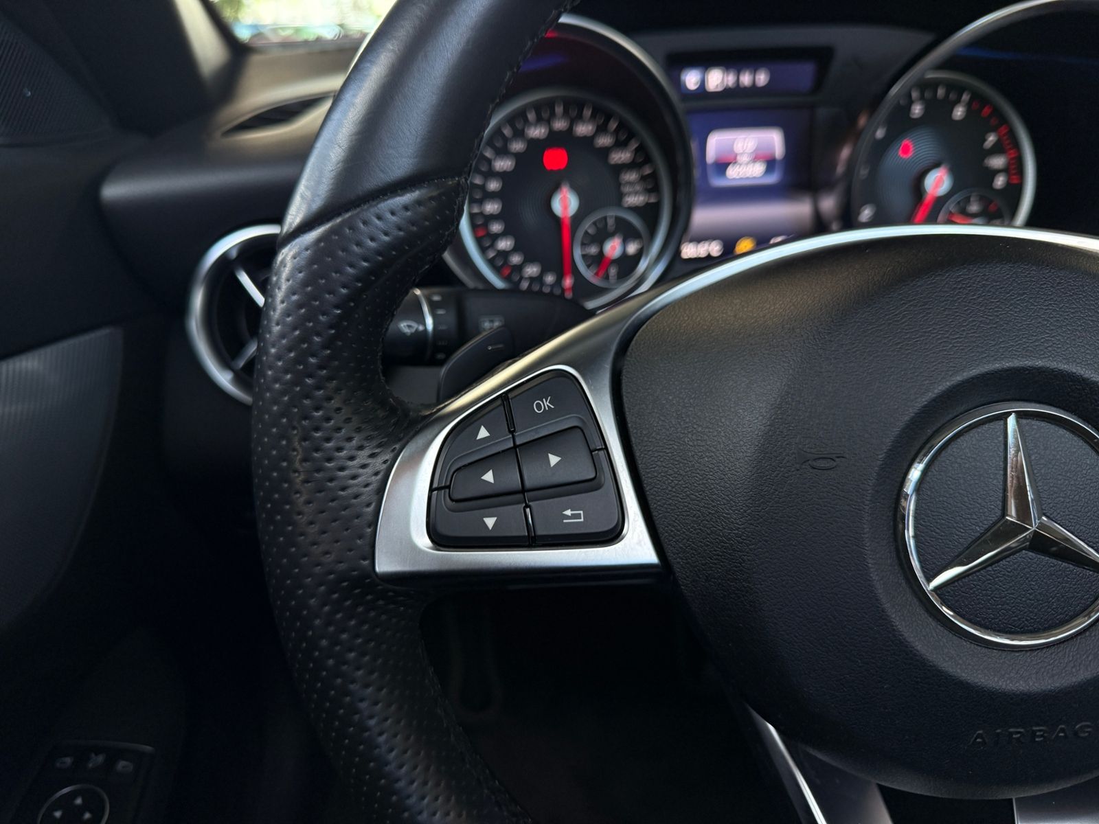 Fahrzeugabbildung Mercedes-Benz SLC 300 AIRSCARF LED NAVI SHZ