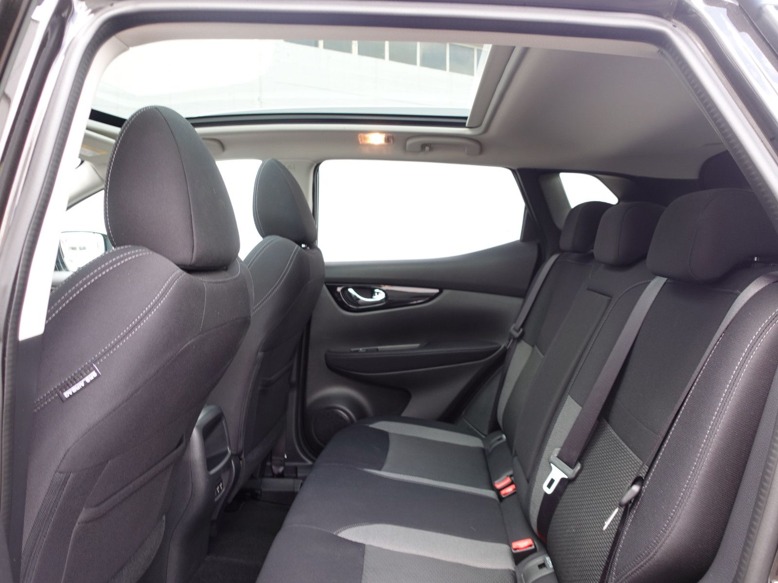 Fahrzeugabbildung Nissan Qashqai 1.3 DIG-T Zama  Automatik SHZ,Pano,Navi