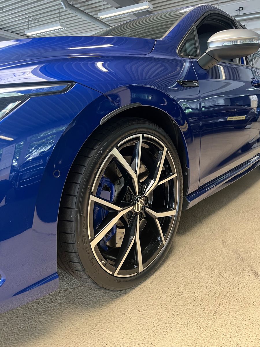 Fahrzeugabbildung Volkswagen Golf VIII Lim. R 4Motion *LAPIZ BLUE*KAMERA*IQ*