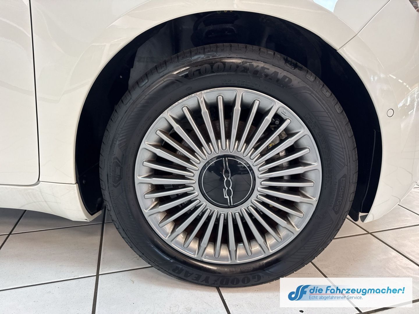 Fahrzeugabbildung Fiat 500 e Apple CarPlay Android Auto Klimaautom Fah