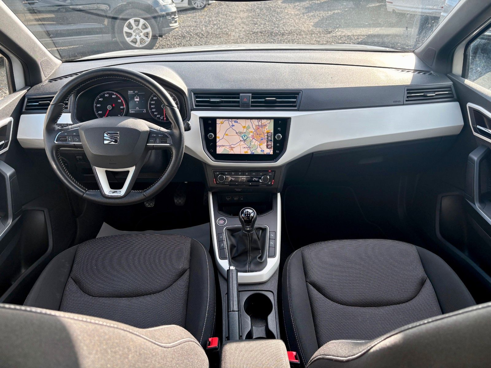 Fahrzeugabbildung SEAT Arona 1.0 Xcellence 85kW Navi SHZ PDC 1.HAND