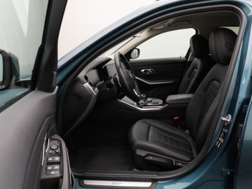 Fahrzeugabbildung BMW 320d Luxury Line Kamera HUD DAB HiFi Komfort LED