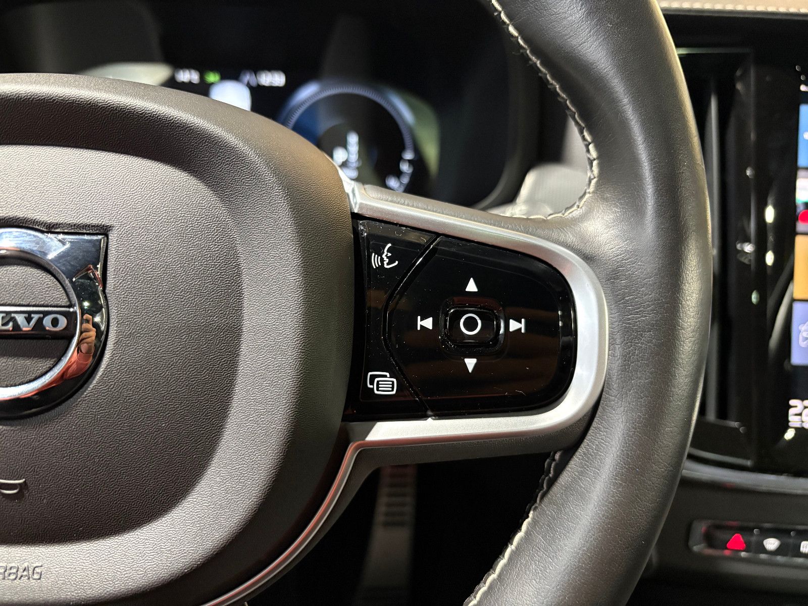 Fahrzeugabbildung Volvo V90 Kombi R Design Recharge Plug-In Hybrid AWD/