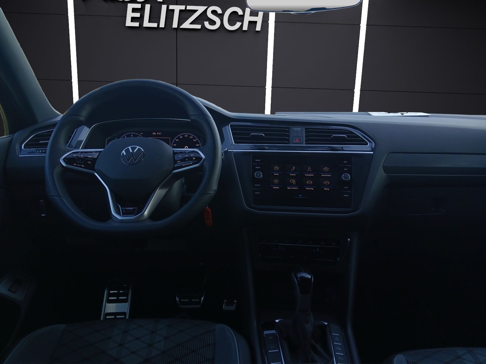 Fahrzeugabbildung Volkswagen Tiguan Allspace TSI R-Line DSG 4M Matrix Navi AI