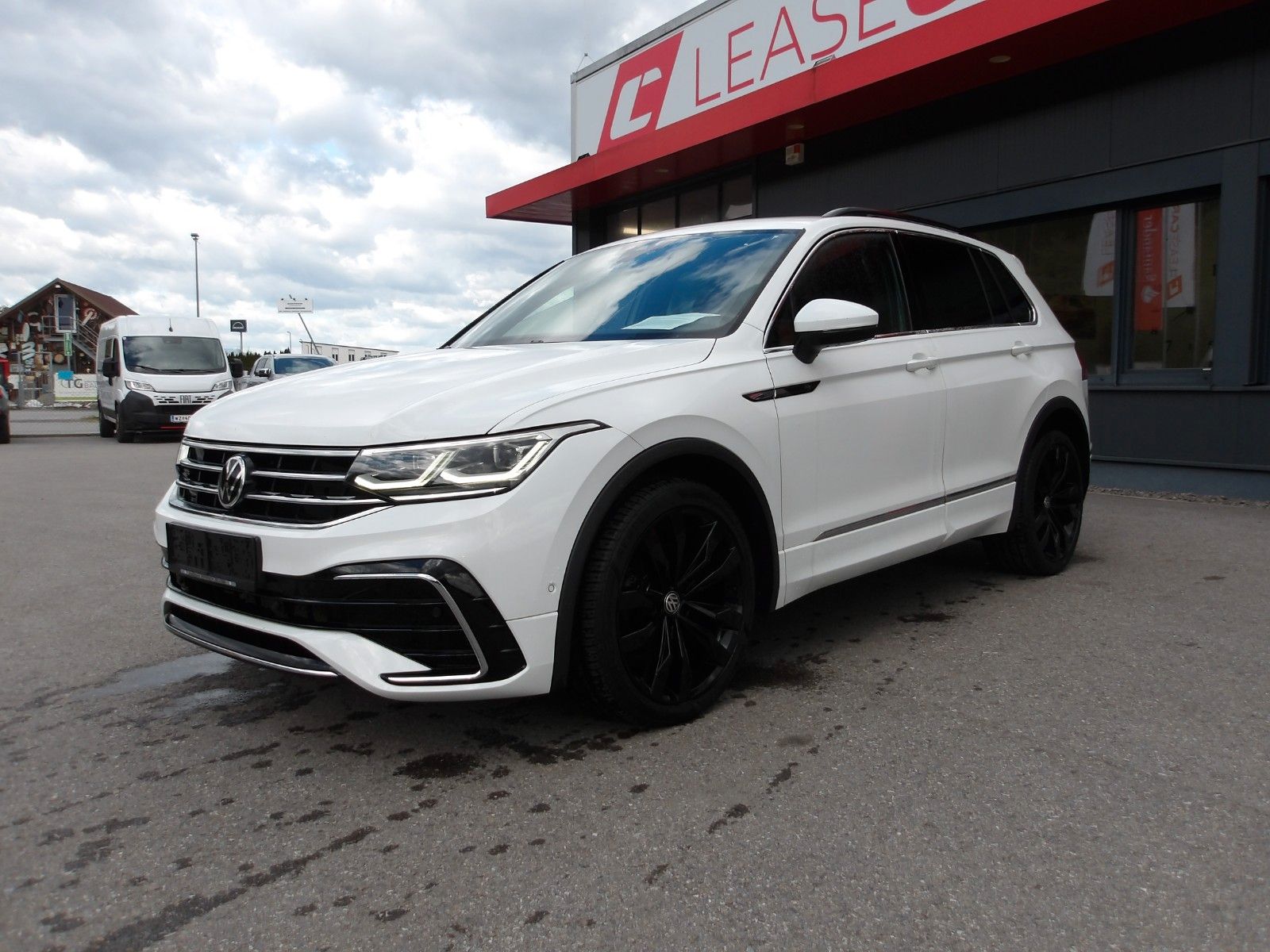 Volkswagen Tiguan R-Line 4Motion DSG EXP € 17990.-