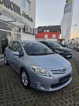Toyota Auris Life+ - Toyota Auris aus 2011 mit Benzin-Antrieb