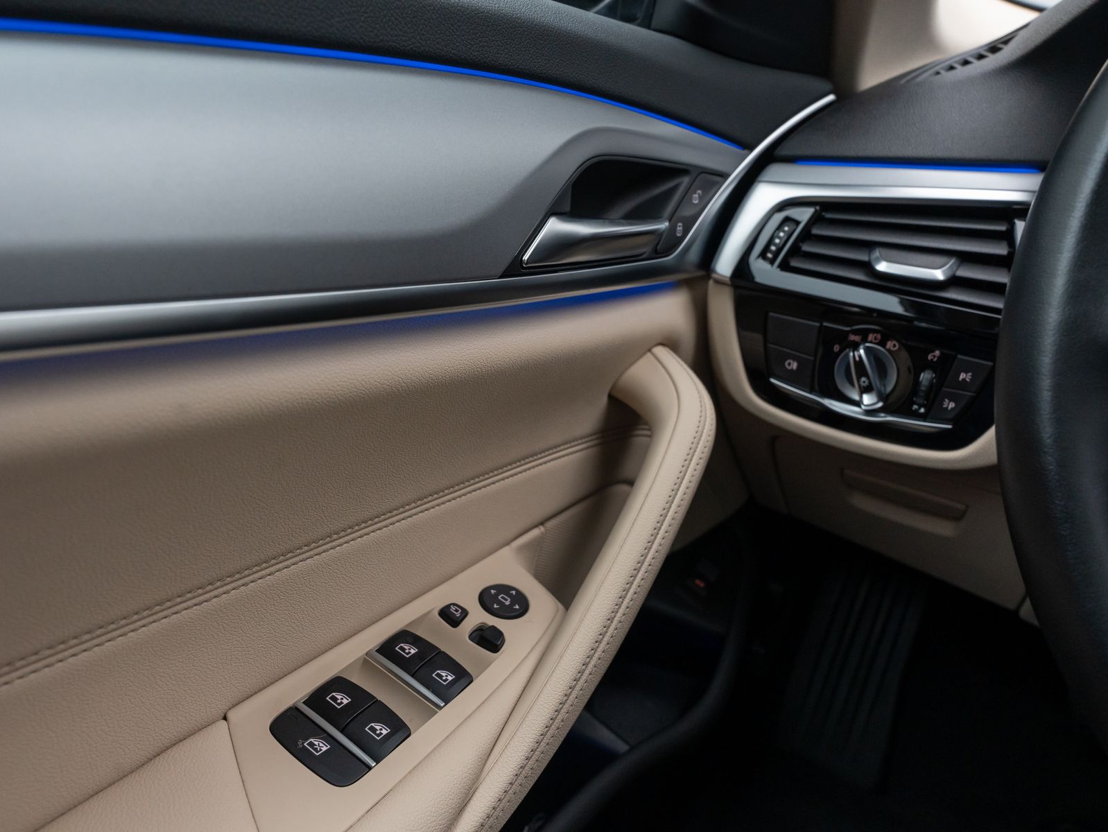 Fahrzeugabbildung BMW 520d Panorama 360° HUD DAB Komfort Alarm AHK LED