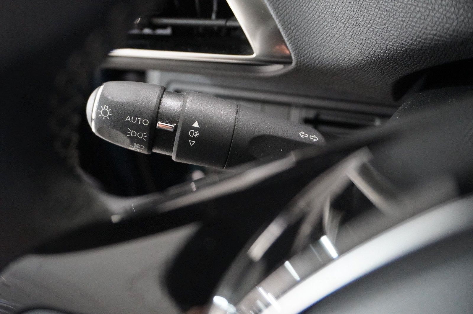 Fahrzeugabbildung Peugeot 3008 1.2T ALLURE PACK NAVI/LED/KAMERA/SH/SPORT