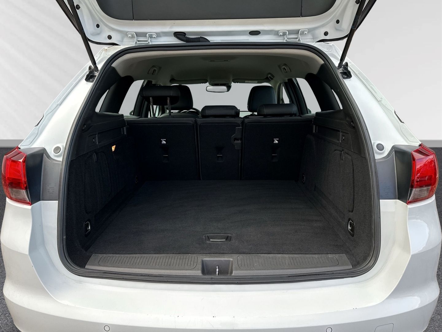 Fahrzeugabbildung Opel Astra Sports Tourer 1.2 KLIMA+ NAVI + PARKSENSOR