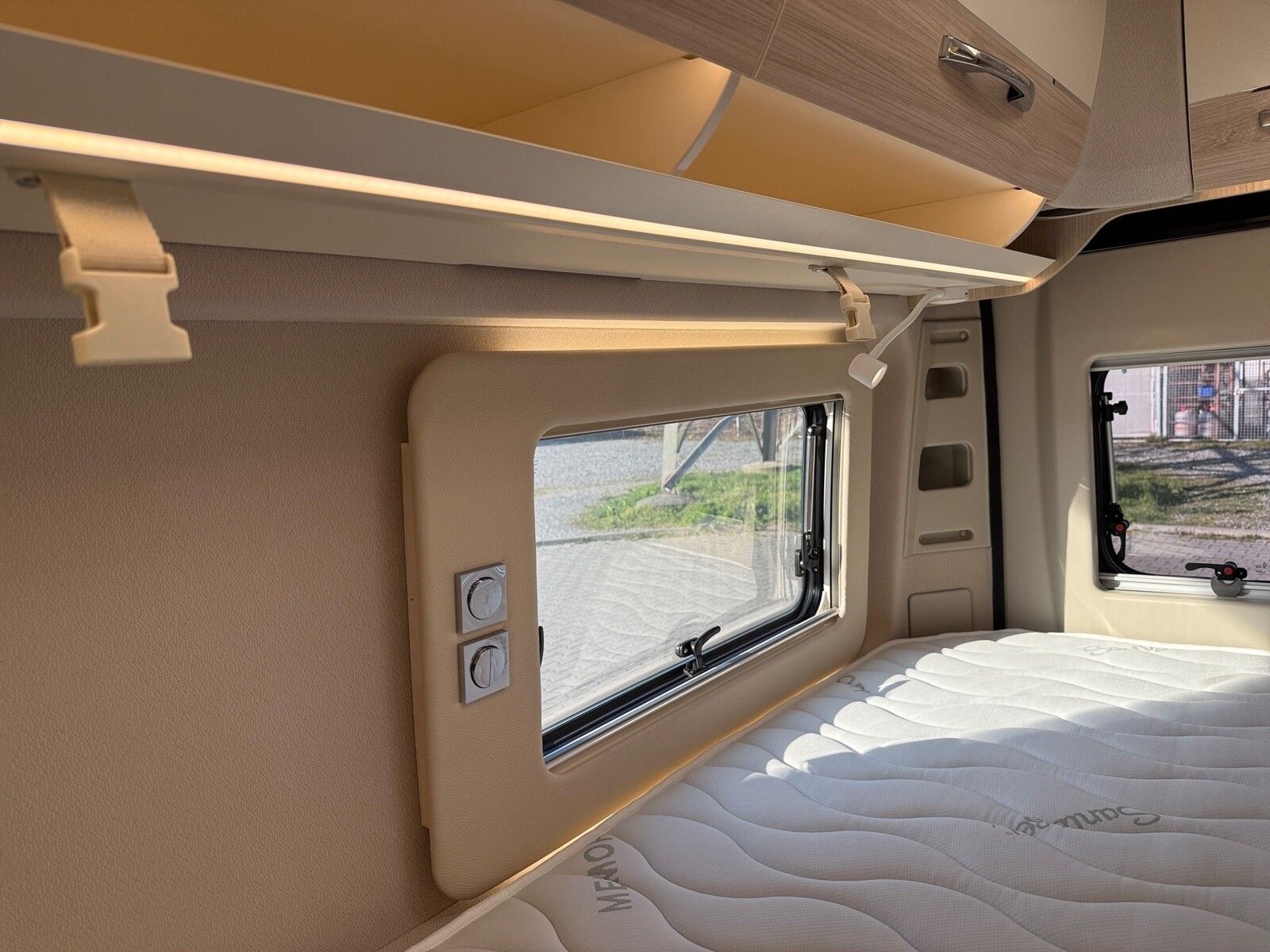 Fahrzeugabbildung Eura Mobil Van V 635 EB 180 PS, Automatik, Panoramadach