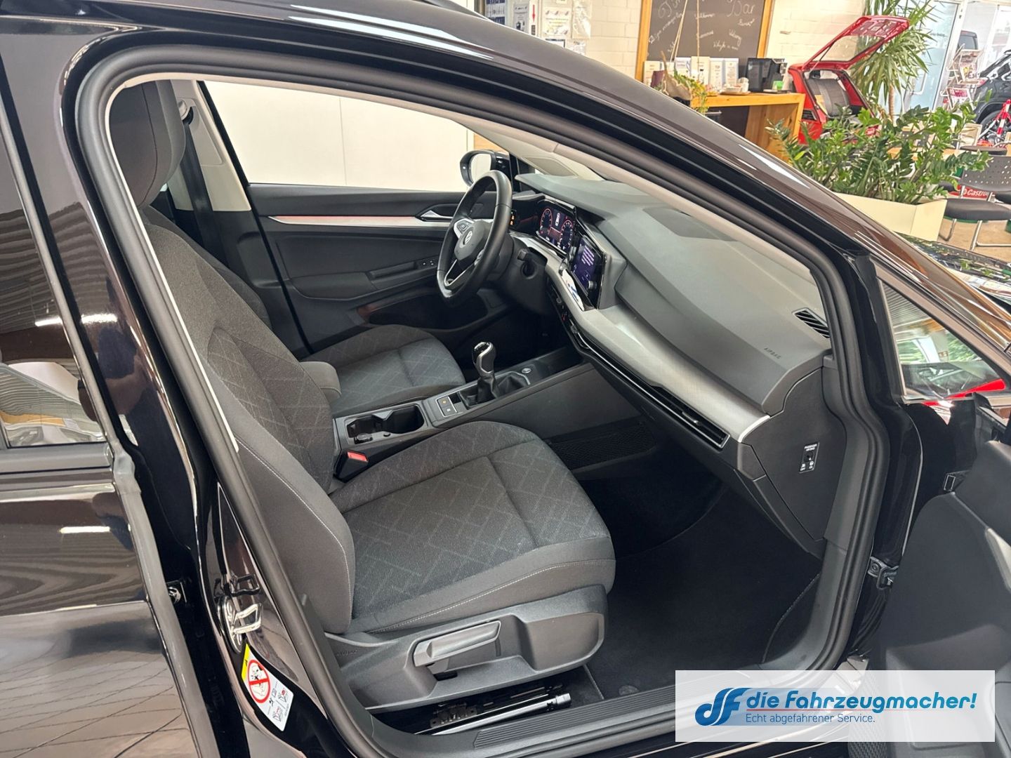 Fahrzeugabbildung Volkswagen Golf VIII Variant Life 1.0 TSI EU6d Digitales Co
