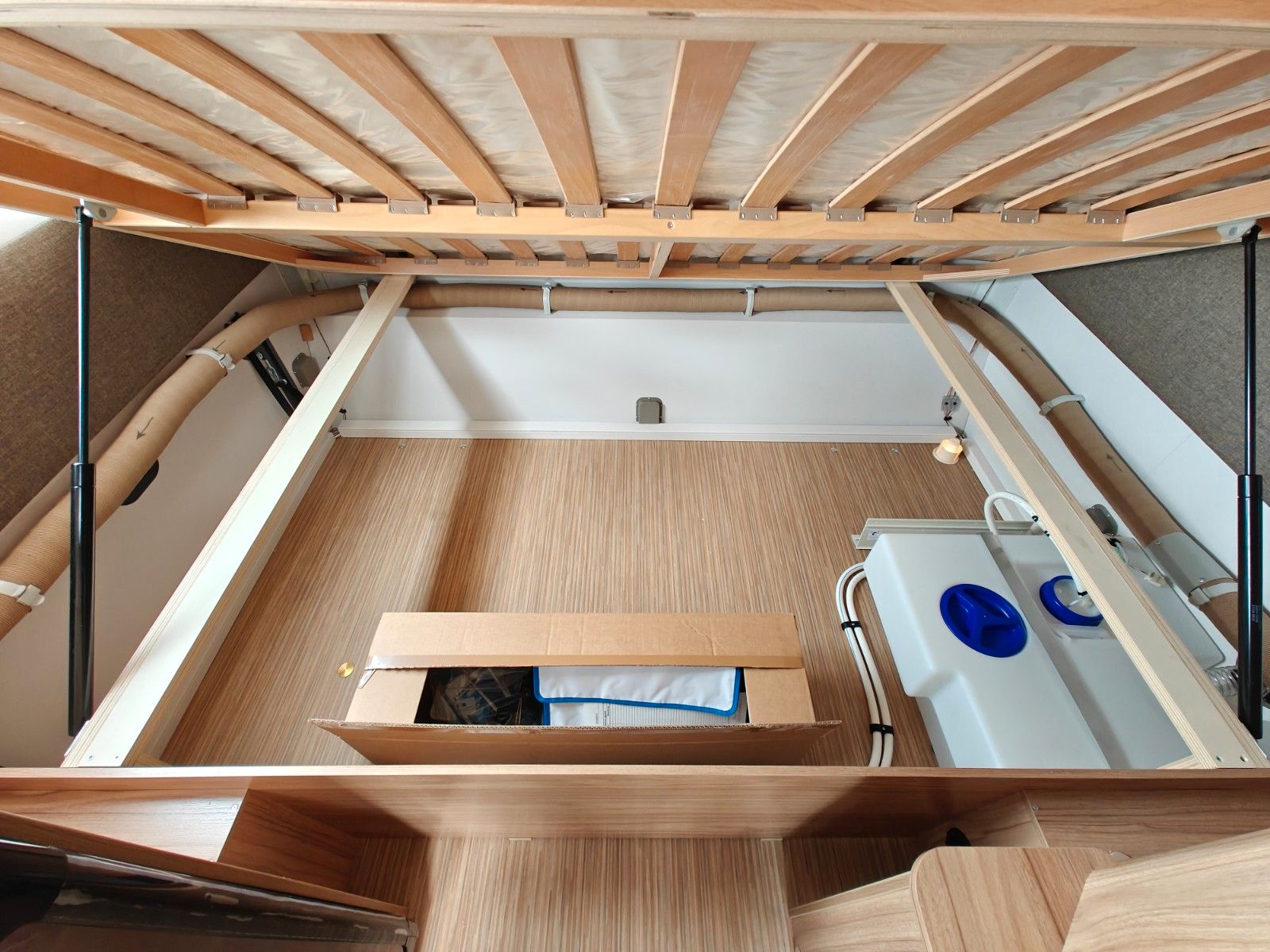 Fahrzeugabbildung HYMER / ERIBA / HYMERCAR Feeling 425 Schlafdach - JETZT 6.464€ SPAREN !!!