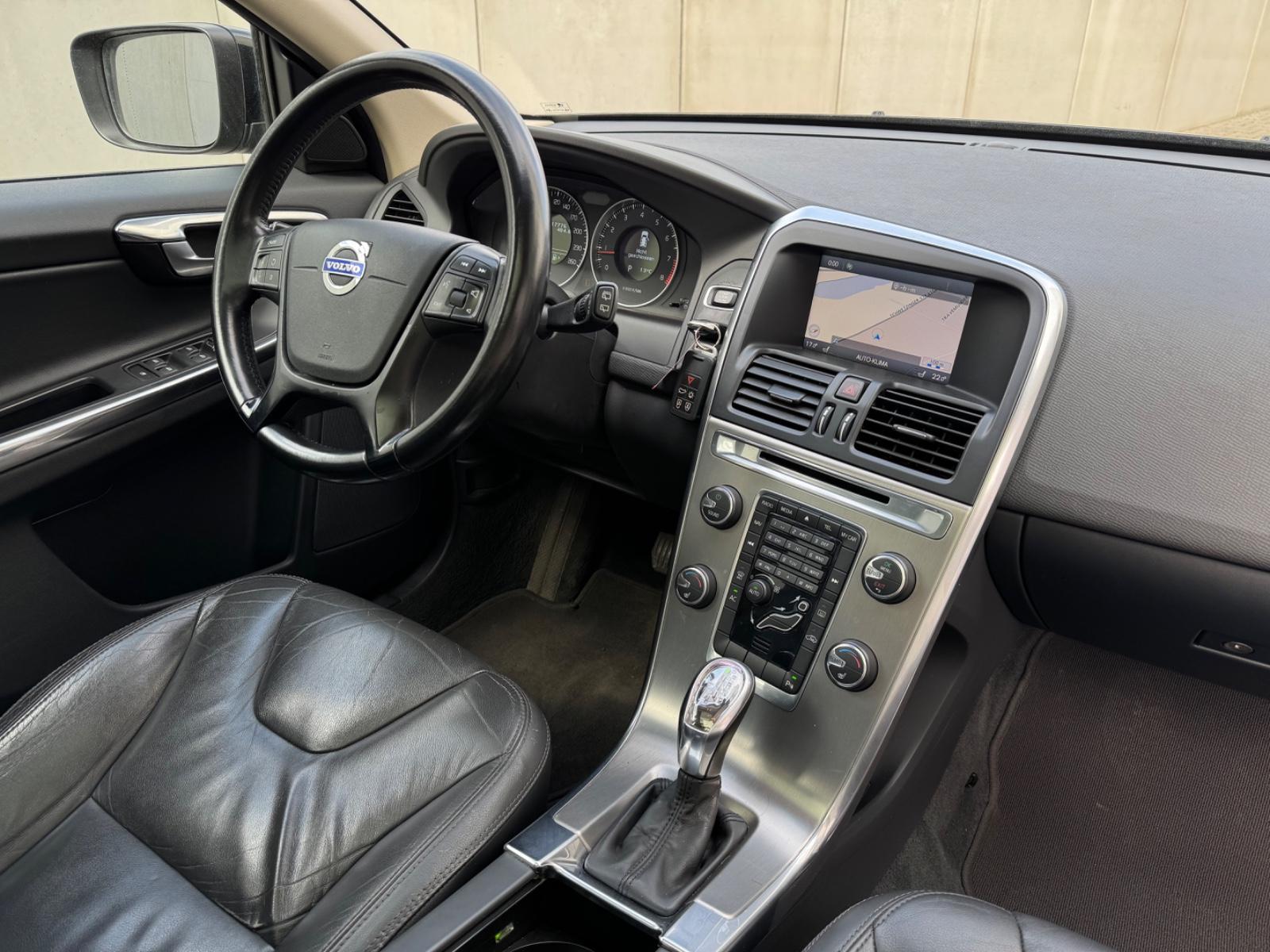 Volvo XC60 Kinetic 2.0 241 ch BVA / Toit panoramique / Cuir / GPS / Sièges chauffants