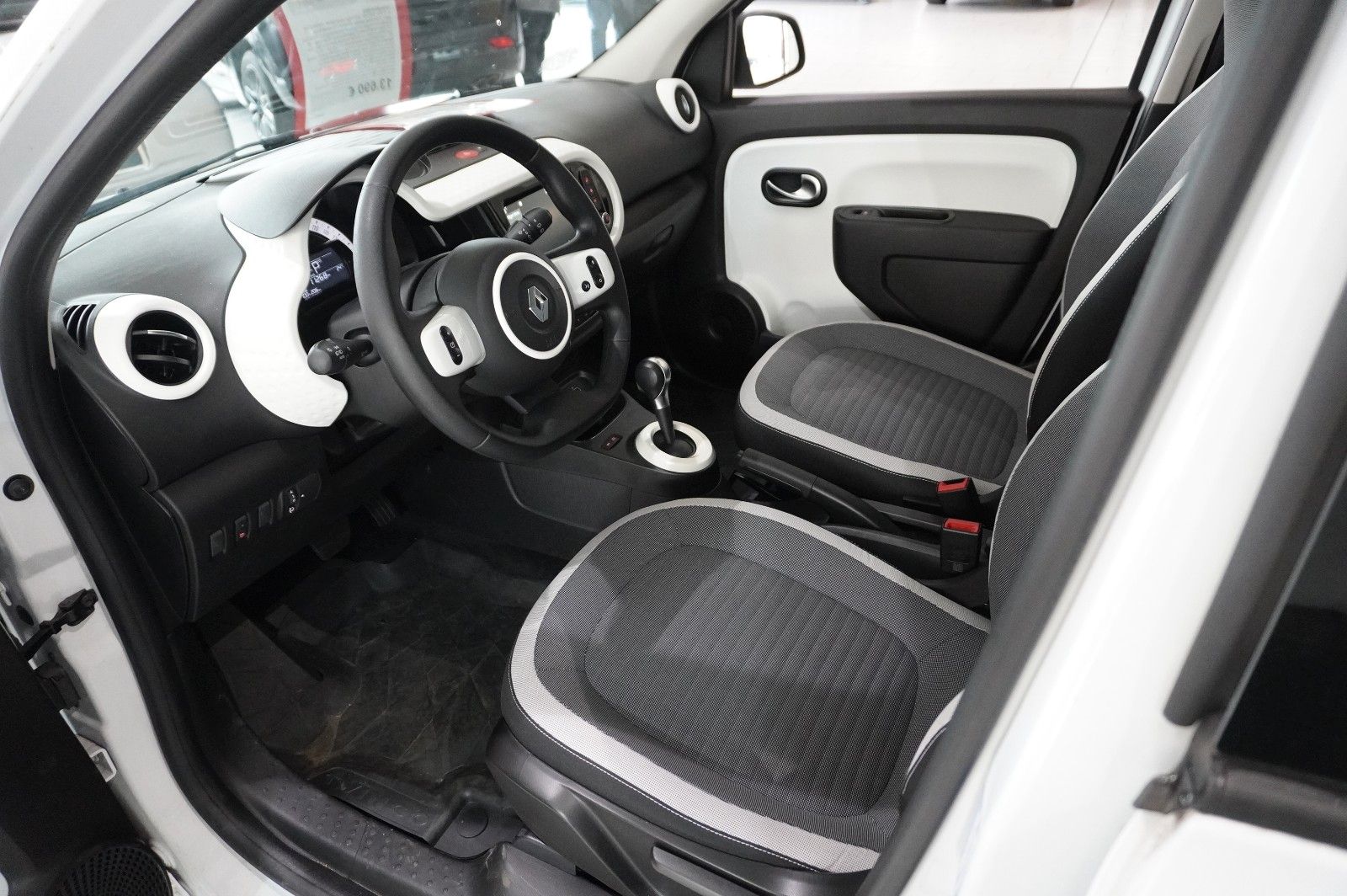 Fahrzeugabbildung Renault Twingo Equilibre Electric 22KWH NAVI/LED/DAB+