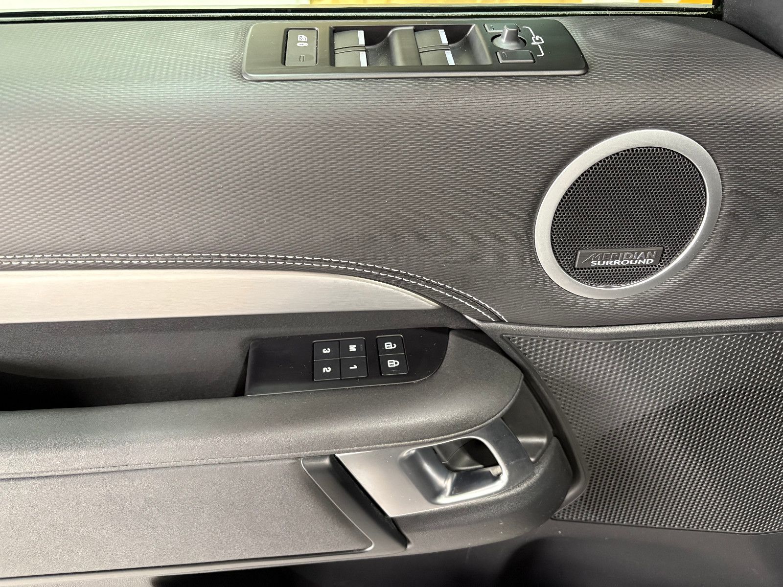 Fahrzeugabbildung Land Rover Discovery 5 R-Dynamic HSE D250 c AWD/PANO/MEMORY