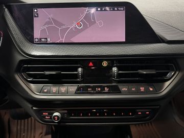 Fahrzeugverkauf 18 BMW 118 d Sport Line AT LED Shadow Line Navi