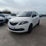 Lancia Ypsilon 1.0 S&S Hybrid Ecochic Silver IVA - Lancia Ypsilon Silver mit Hybrid-Antrieb (Benzin/Elektro)