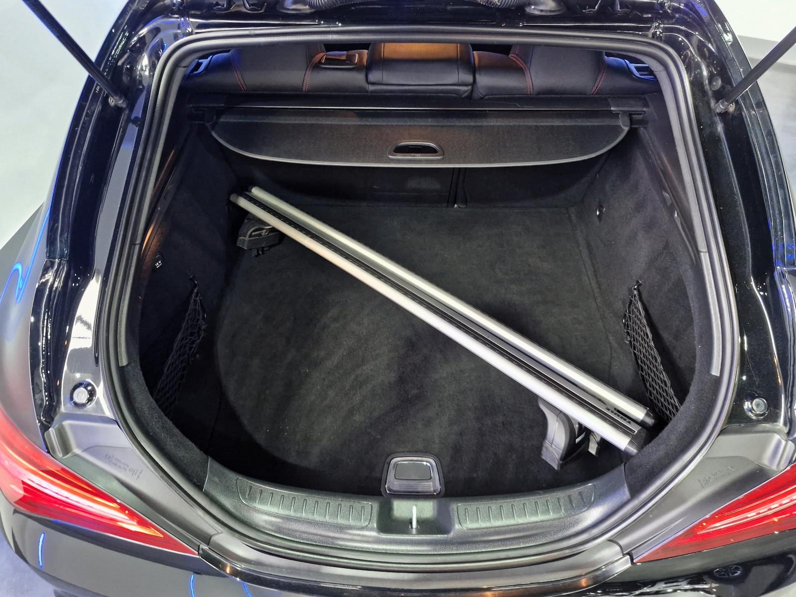 Mercedes-Benz CLA 180 SHOOTING BRAKE  AMG  LED/LEDER/18ZOLL/