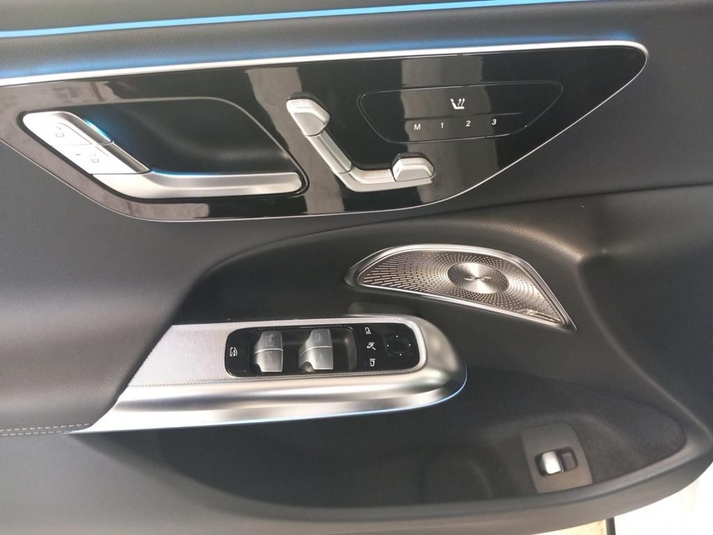 Fahrzeugabbildung Mercedes-Benz E 220 d T AMG*Night*Pano-Dach*Distr*PDC*360°*AHK