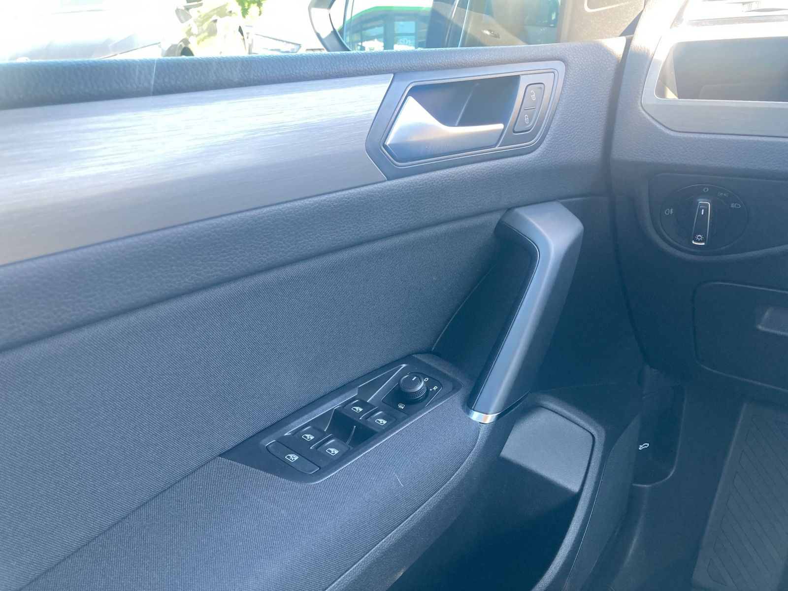 Fahrzeugabbildung Volkswagen Touran Comfortline 7-Si Climatronic PDC SH LM