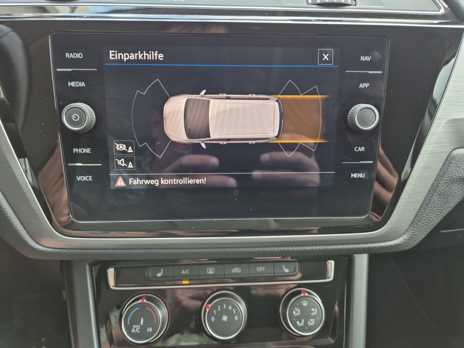 Fahrzeugabbildung Volkswagen Touran TDI Comfortline DSG AHK Navi PDC SH LM