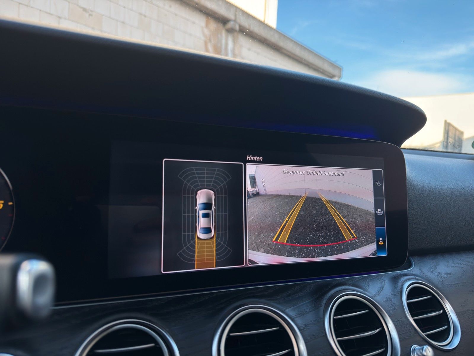 Fahrzeugabbildung Mercedes-Benz E 220d Lim. Pano/Widescreen/Kamera/MBeam