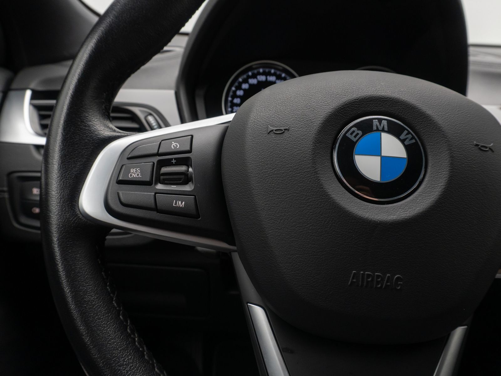 Fahrzeugabbildung BMW X2 sD18i Alarm HUD DAB Kamera HiFi Sportsitz 19"