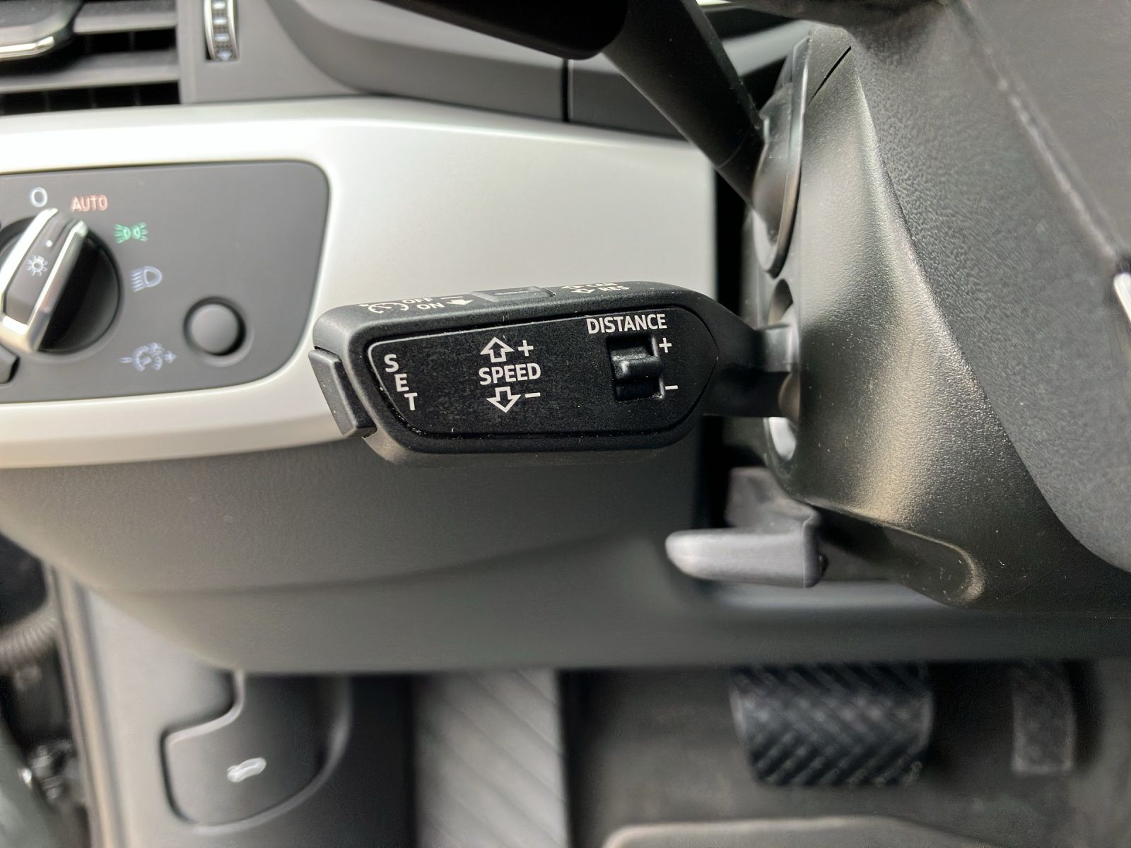 Fahrzeugabbildung Audi A4 Avant 40 TFSI S-tronic S-line LED Navi AVC AC