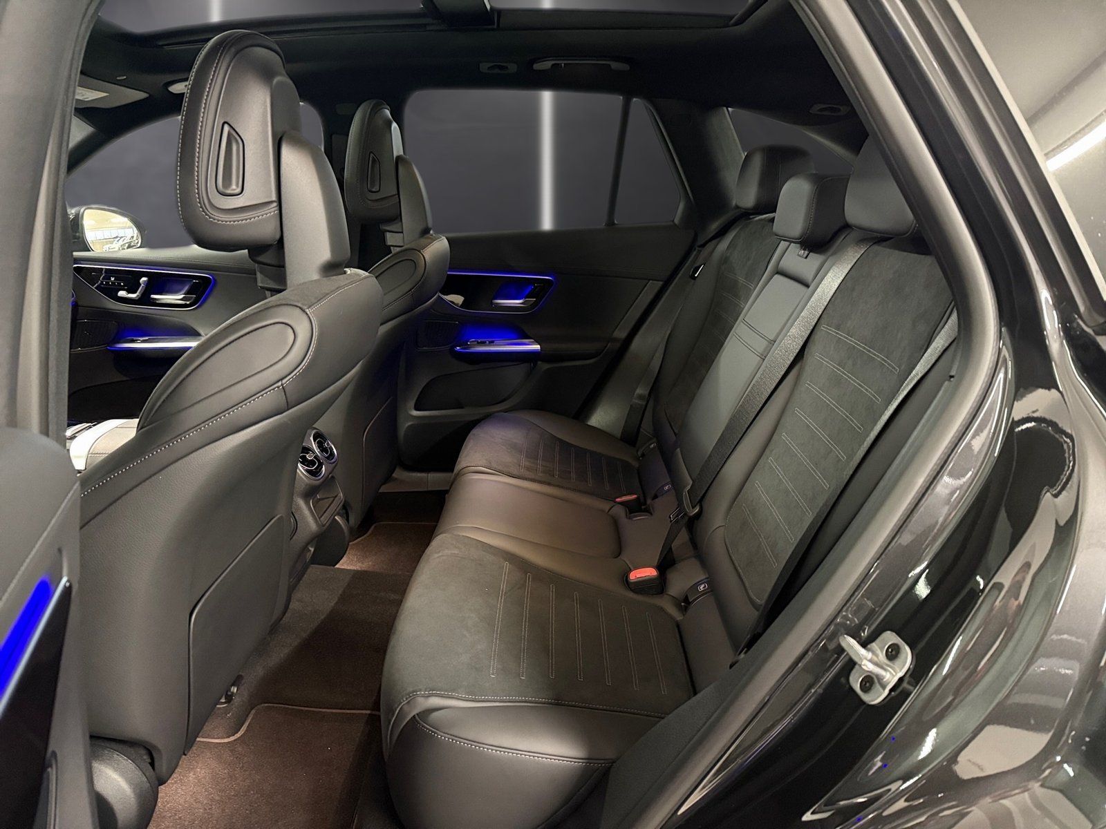 Fahrzeugabbildung Mercedes-Benz GLC 300 d 4M*Airmatic*STDHZG*Pano*AHK*Night*20"*