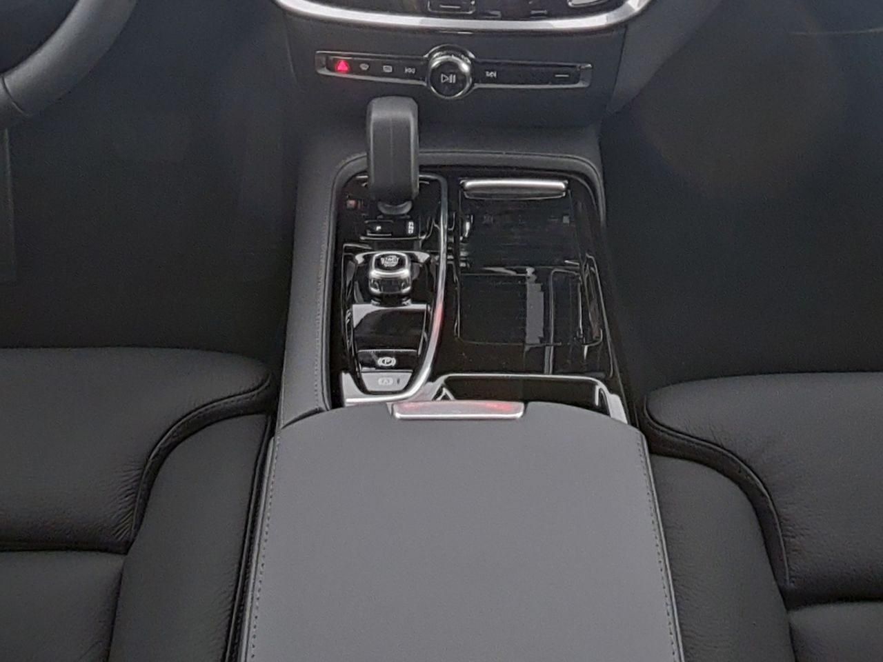 Fahrzeugabbildung Volvo V60 Kombi Plus Dark Recharge Plug-In Hybrid AWD