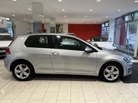 Volkswagen Golf 1.6TDI DSG/PDC/SHZ/Allwetter/Scheckheft. bei Bilicar