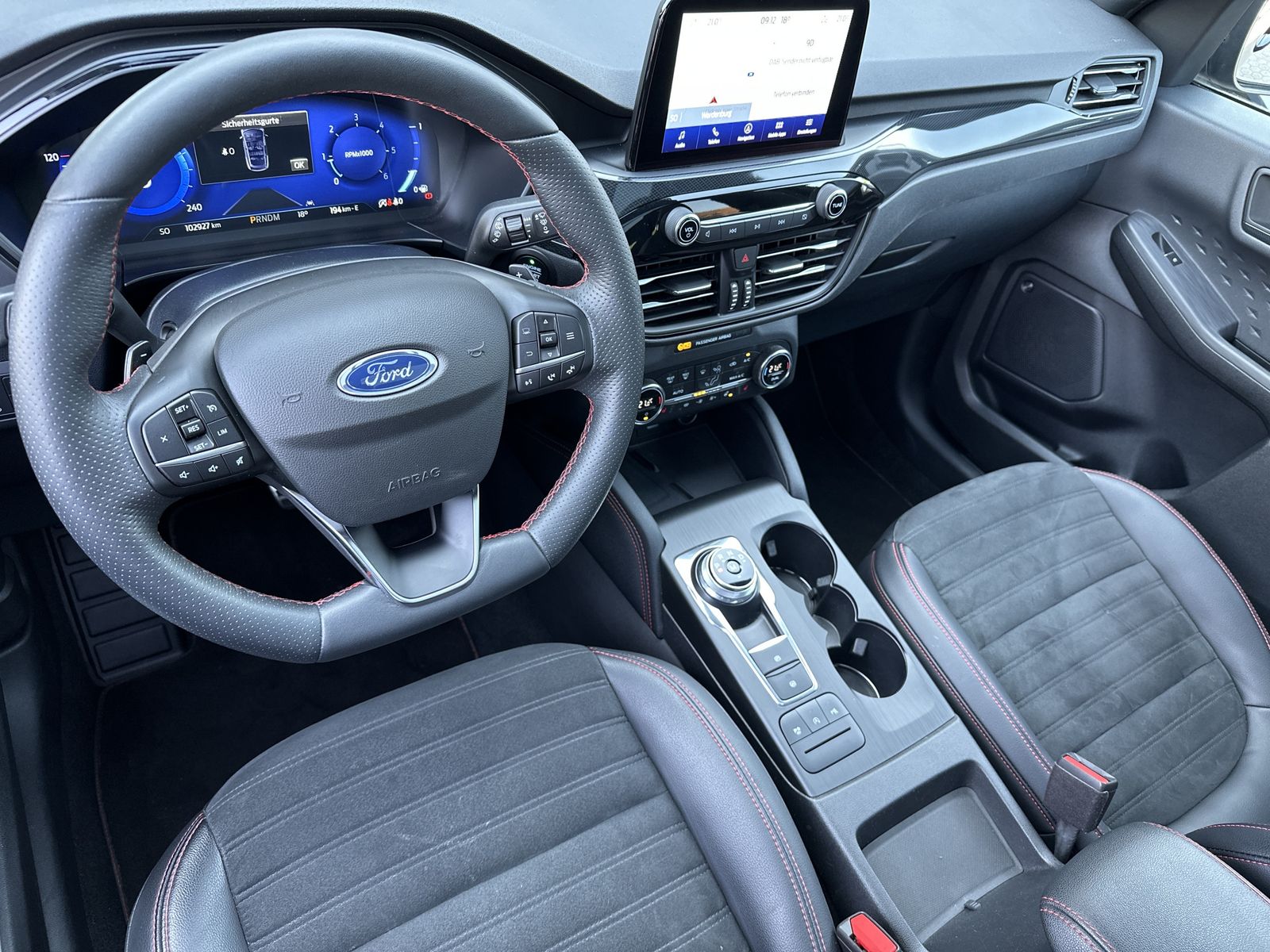 Fahrzeugabbildung Ford Kuga 2.0 EB 4x4 ST-Line X NAV+LED+AHK+B&O+PANORA