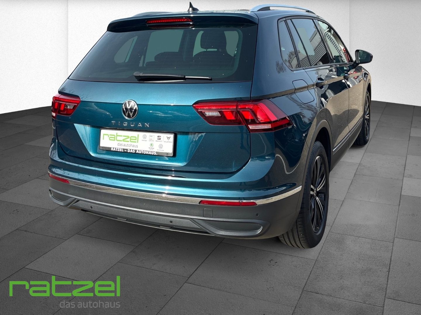 Fahrzeugabbildung Volkswagen Tiguan Life 2.0 TDI DSG Sportpaket Navi Digitale
