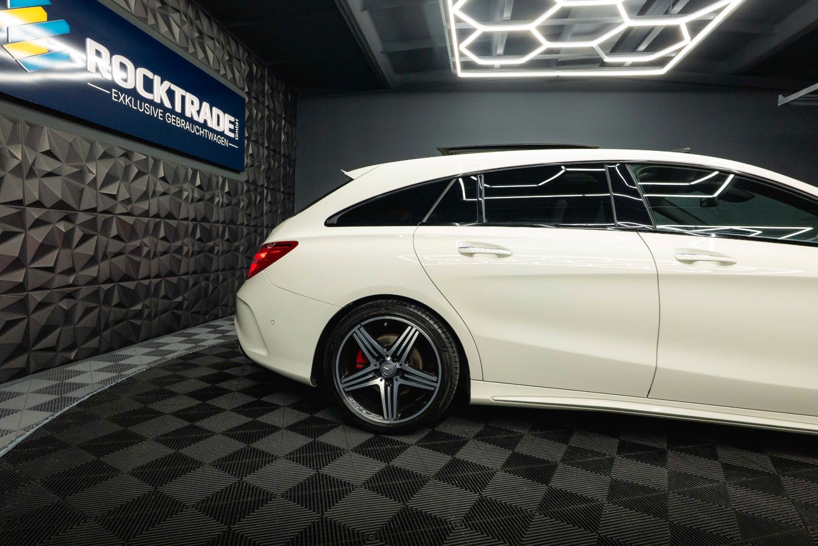 Fahrzeugabbildung Mercedes-Benz CLA 250 Shooting Brake 4Matic AMG Night Pano LED