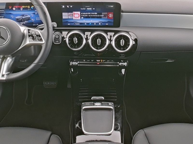 Fahrzeugabbildung Mercedes-Benz A 180 Progressive *Totwinkel*LED*Kamera*CarPlay*