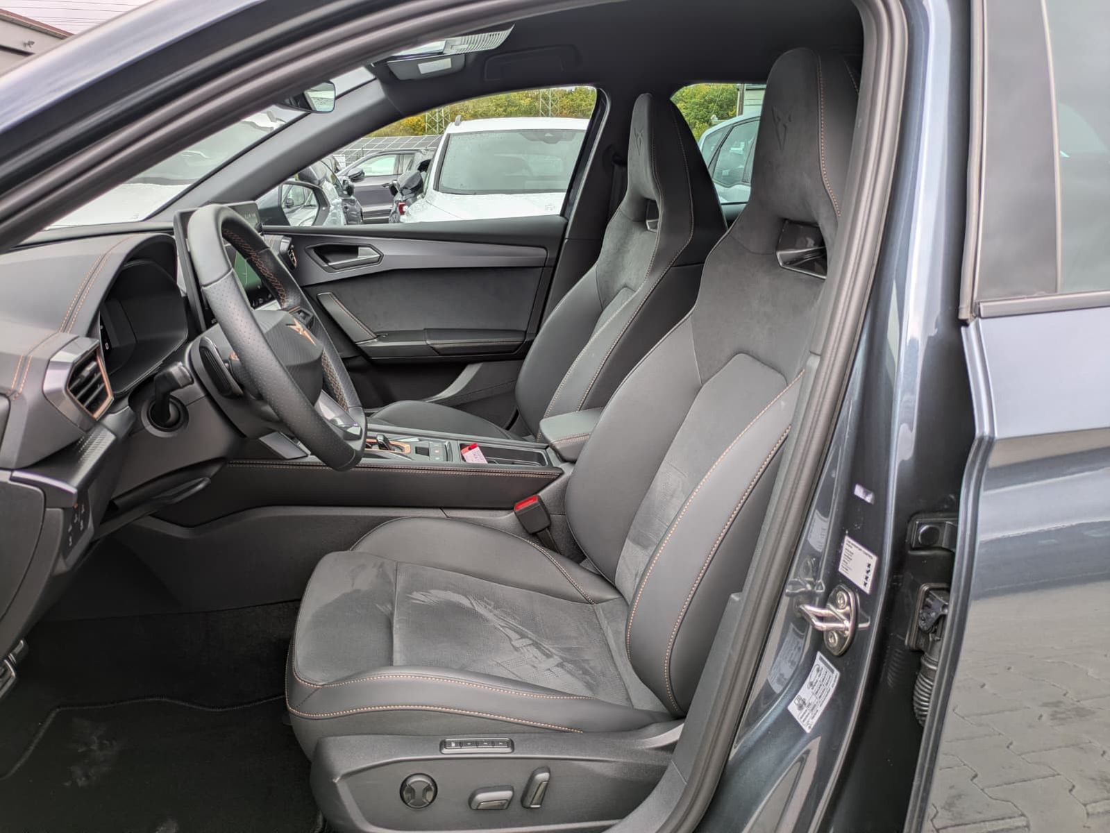 Fahrzeugabbildung CUPRA Leon 1.5 eTSI EDGE MATRIX*ACC*KAM*18"5JGARANTIE