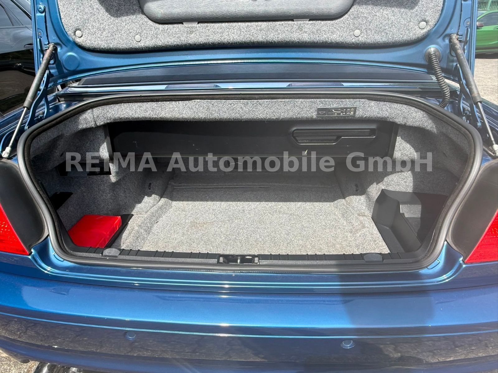 Fahrzeugabbildung BMW 320i Cabrio M-Sport Paket,