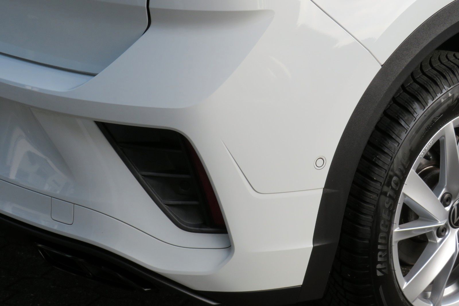 Fahrzeugabbildung Volkswagen T-Roc R-LINE AHK DCC ACC NAVI KAMERA 8-FACH 1.H