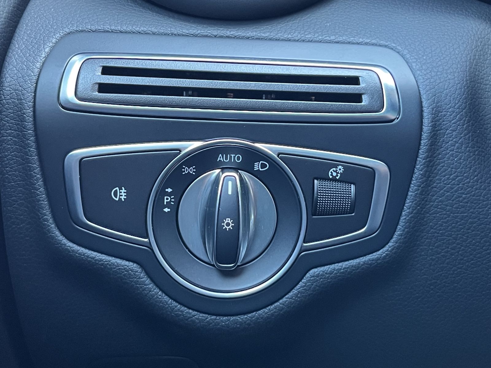 Fahrzeugabbildung Mercedes-Benz C 180 Avantgarde*LED*PDC*Kamera*SHZ*9G-Aut.**