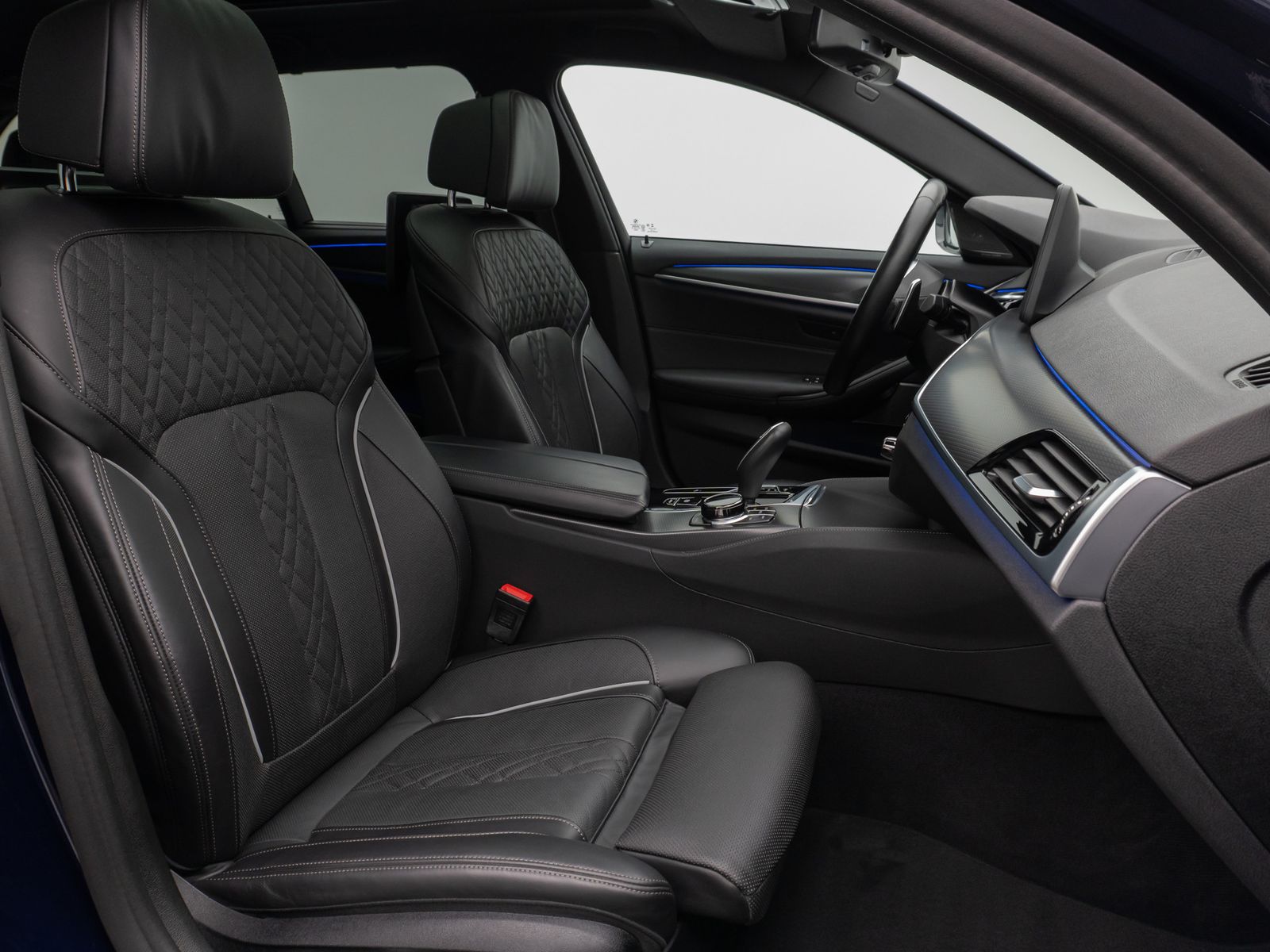 Fahrzeugabbildung BMW 540d xD M Sport Panoram Kamer HUD H/K TV Massage