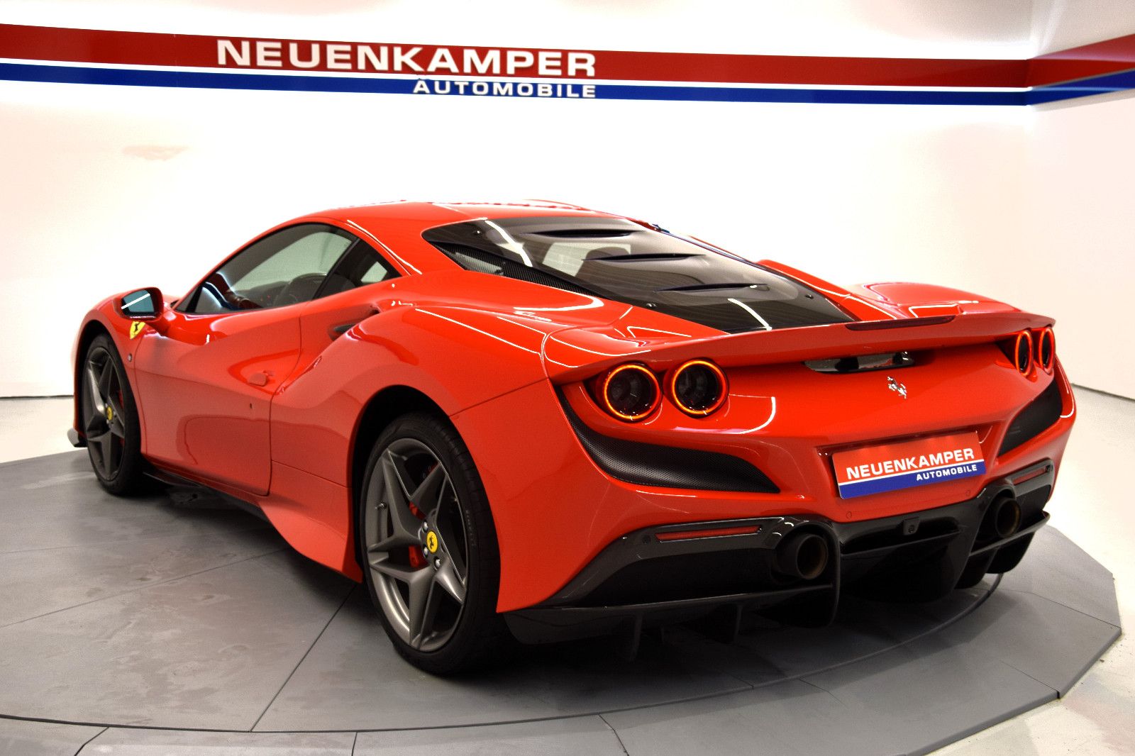 Fahrzeugabbildung Ferrari F8 Coupe Carbon Paket Lift  Leder Rot 1.Hand