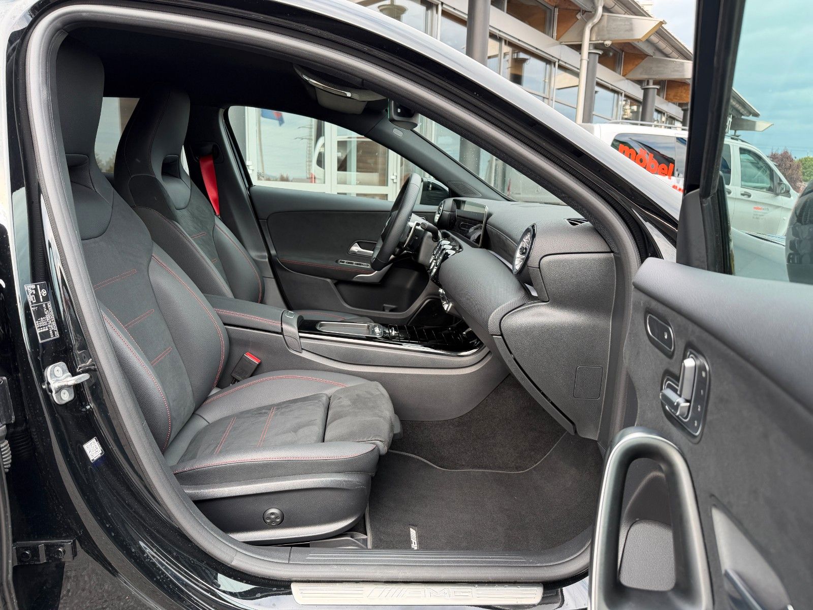 Fahrzeugabbildung Mercedes-Benz A 35 AMG 4Matic+Aero+StandH+360+MultiB+Memory