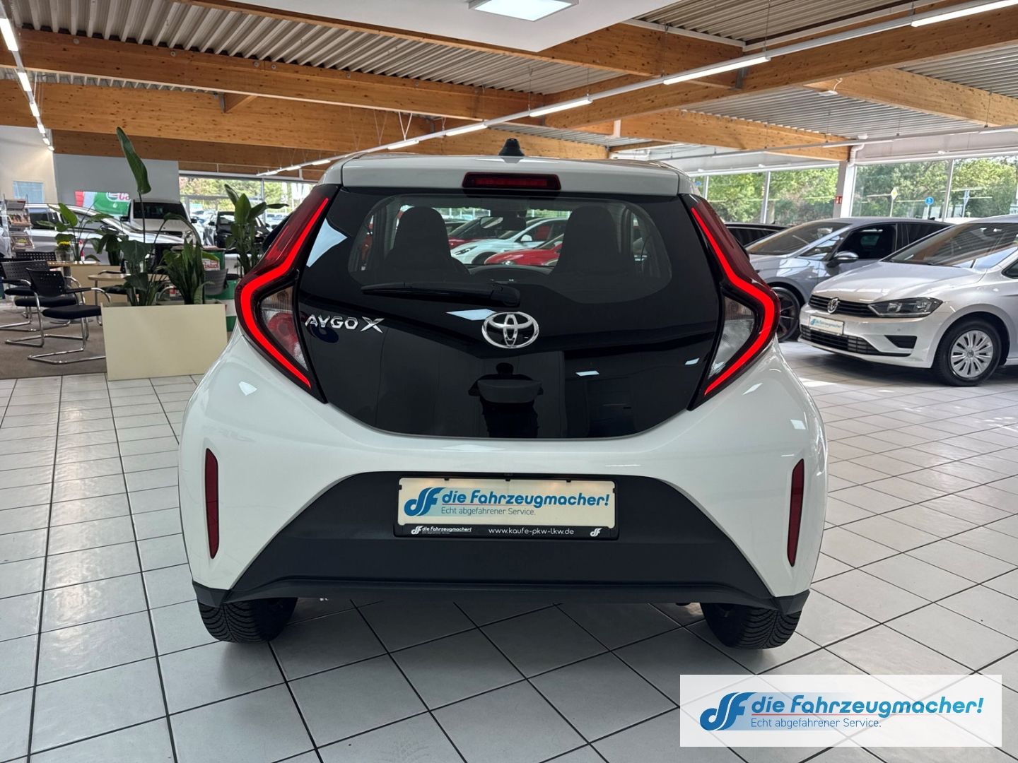 Fahrzeugabbildung Toyota Aygo X Play Apple CarPlay Android Auto Mehrzonen