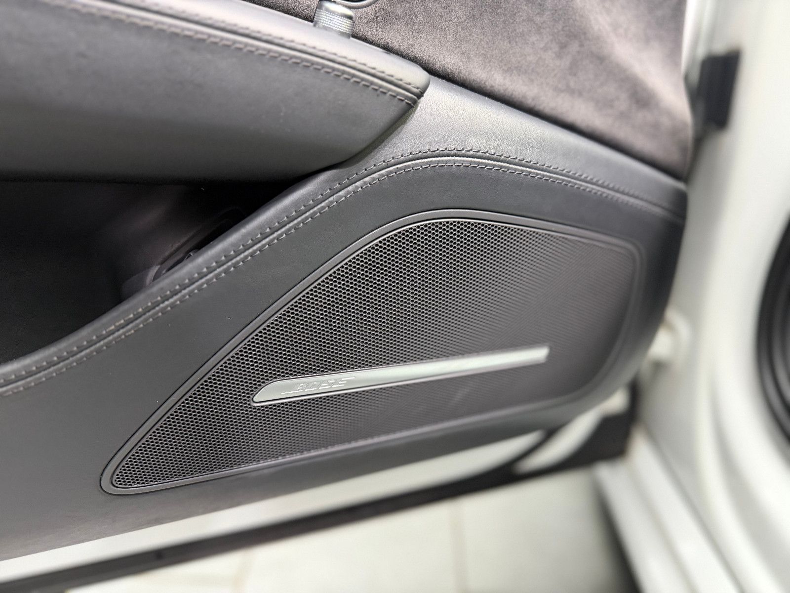 Fahrzeugabbildung Audi S8 4.0 TFSI quattro plus |KERAMIK|CARBON|MASSAGE
