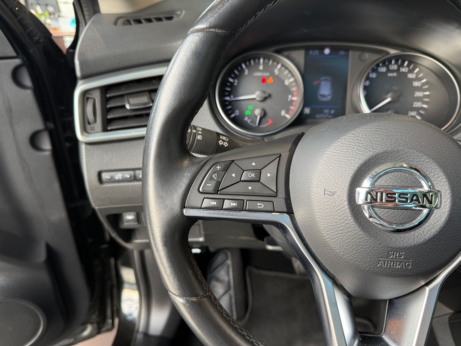 Fahrzeugabbildung Nissan Qashqai 1.3 DIG-T DCT ZAMA PANO NAV SHZ