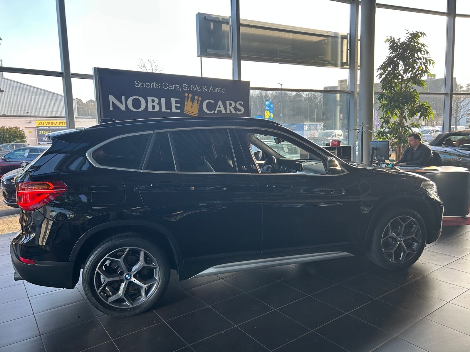 Fahrzeugabbildung BMW X1 sDrive 20 i xLine PANO AHK LED NAVI