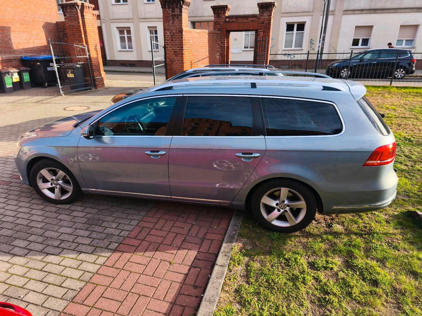 Volkswagen Passat 2011 — rear view