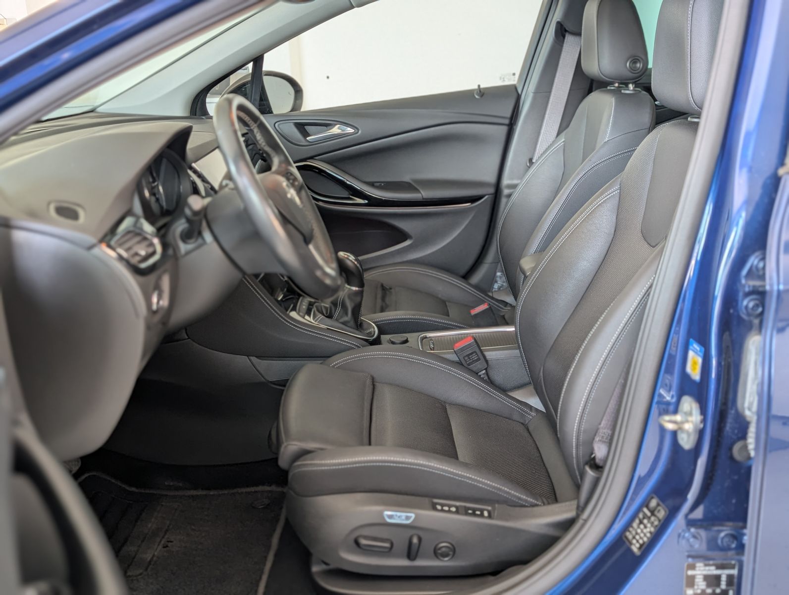 Fahrzeugabbildung Opel Astra Elegance PANORAMA LEDER MASSAGE MEMO 18"