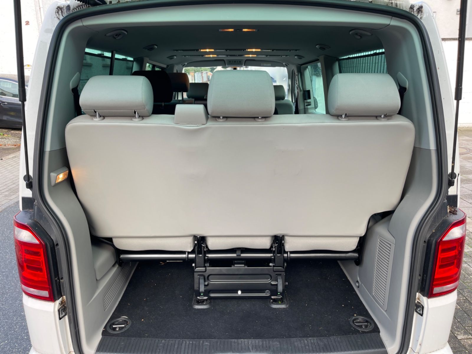 Fahrzeugabbildung Volkswagen T6 Caravelle Comfortline lang 9Sitze Automatik